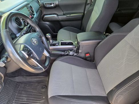 Used 2020 Toyota Tacoma TRD Sport AWD/4WD image 8