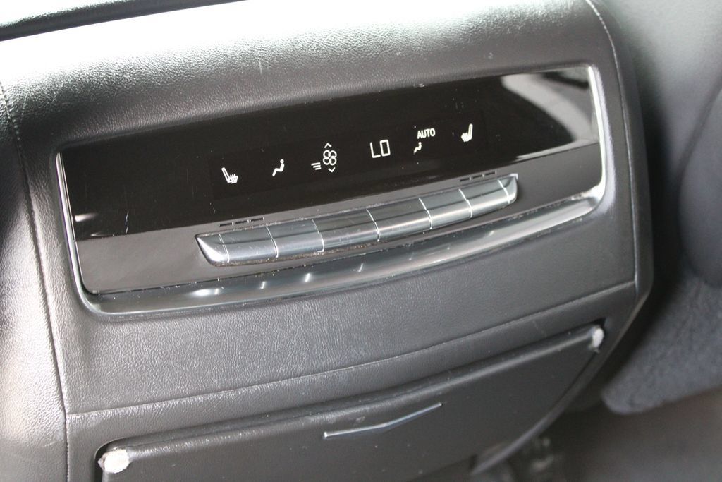 Used 2021 Cadillac Escalade Premium Luxury AWD/4WD image 12