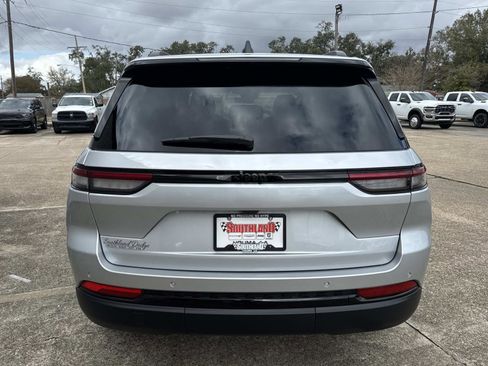 New 2025 Jeep Grand Cherokee Altitude image 5