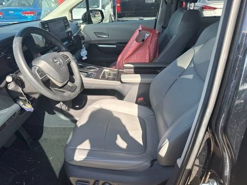 Used 2021 Toyota Sienna XLE FWD image 11