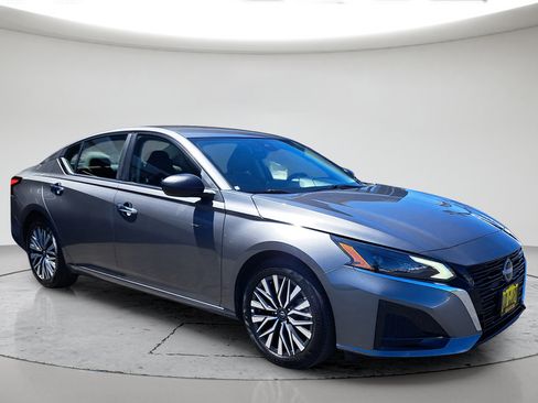 Used 2025 Nissan Altima 2.5 SV FWD image 3