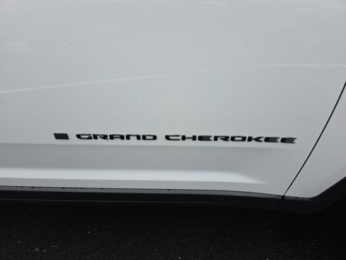New 2025 Jeep Grand Cherokee Altitude image 25