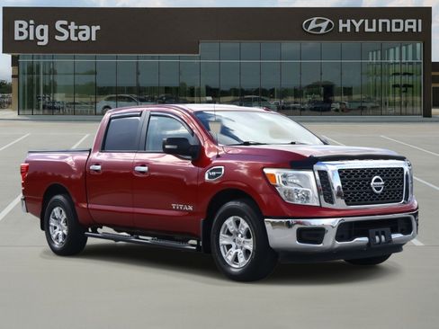 Used 2017 Nissan Titan SV image 6