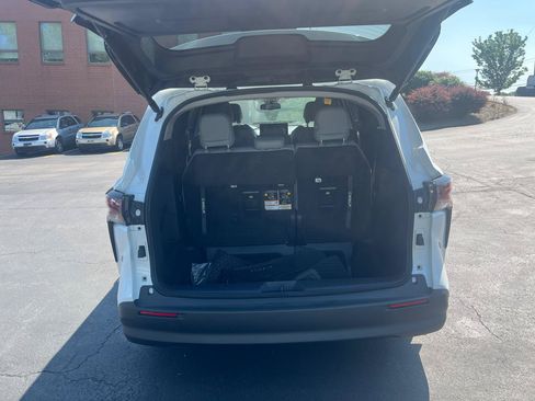 Used 2025 Toyota Sienna XLE FWD image 26