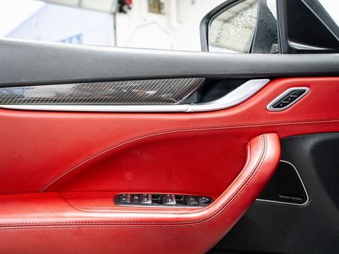 Used 2018 Maserati Levante S GranSport image 35