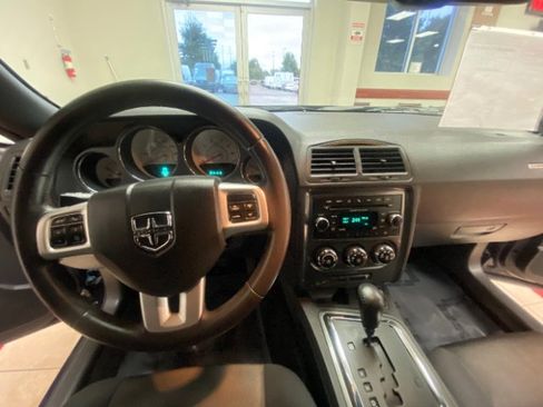 Used 2014 Dodge Challenger SXT image 18