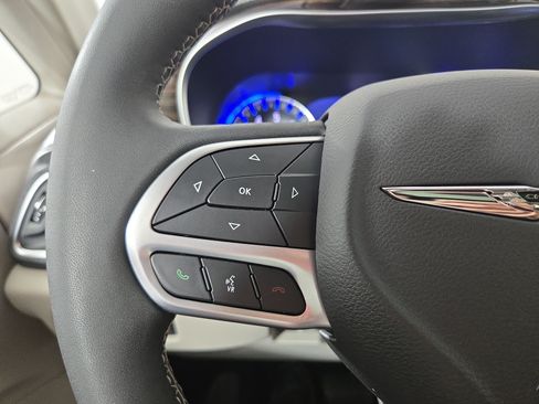 Used 2024 Chrysler Pacifica Limited FWD image 16