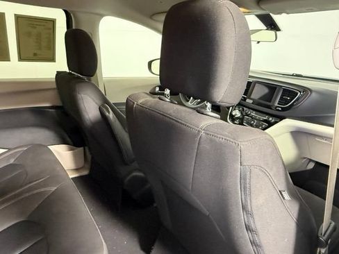 Used 2018 Chrysler Pacifica L FWD image 38