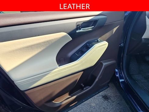 Used 2022 Toyota Highlander XLE AWD/4WD image 5