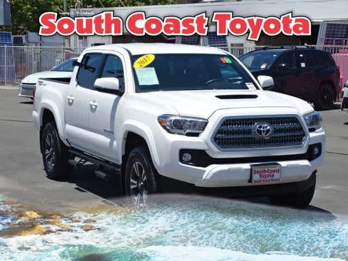 Used 2017 Toyota Tacoma TRD Sport RWD image 2