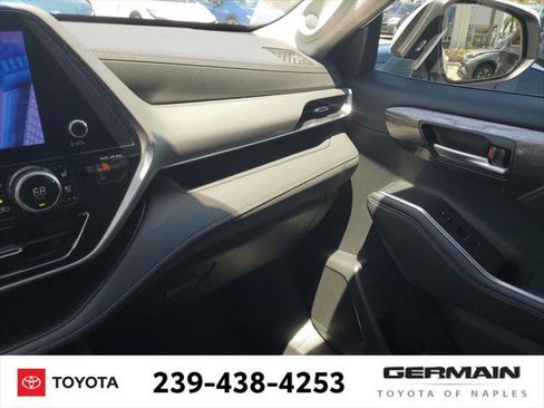 Certified 2024 Toyota Highlander Platinum FWD image 35