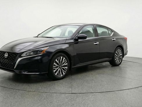 Used 2025 Nissan Altima 2.5 SV image 3