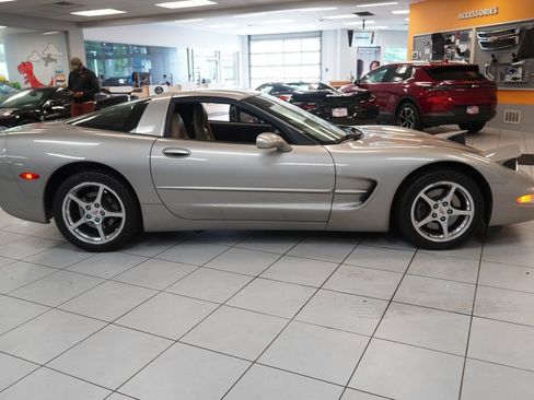 Used 2002 Chevrolet Corvette Coupe w/ Preferred Equipment Group1 RWD image 13
