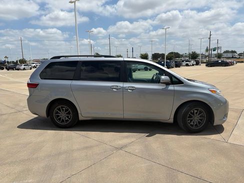Used 2017 Toyota Sienna XLE FWD image 2
