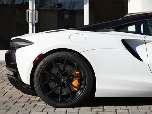 Used 2023 McLaren Artura image 15