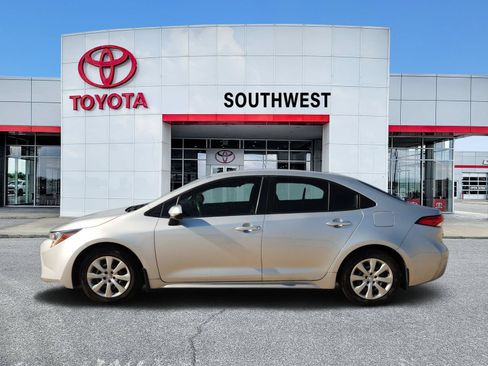 Used 2022 Toyota Corolla LE FWD image 3