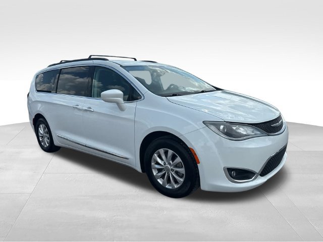 Used 2017 Chrysler Pacifica Touring-L FWD image 4