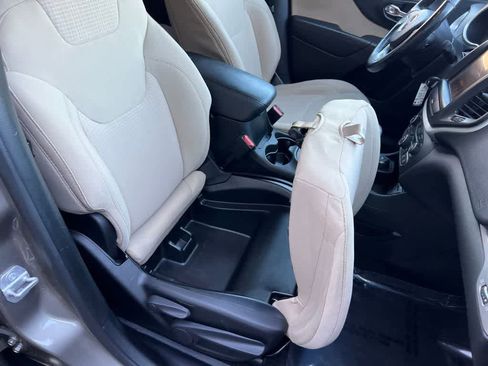 Used 2016 Jeep Cherokee Latitude w/ Cold Weather Group image 22