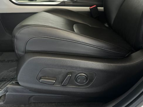 Used 2024 Kia Carnival EX FWD image 14
