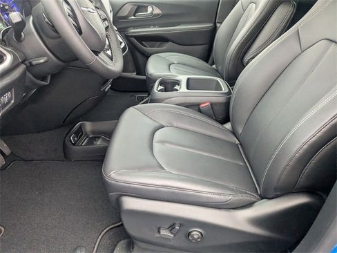 New 2026 Chrysler Pacifica Select image 12