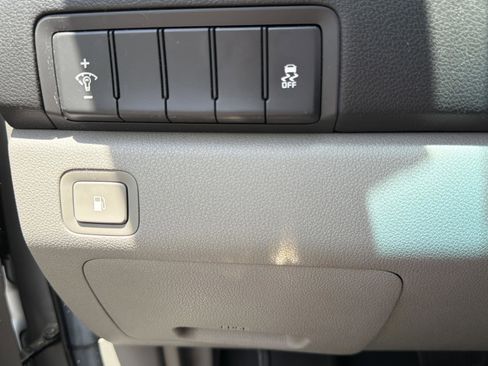 Used 2016 Kia Sedona LX w/ LX Convenience Package FWD image 18