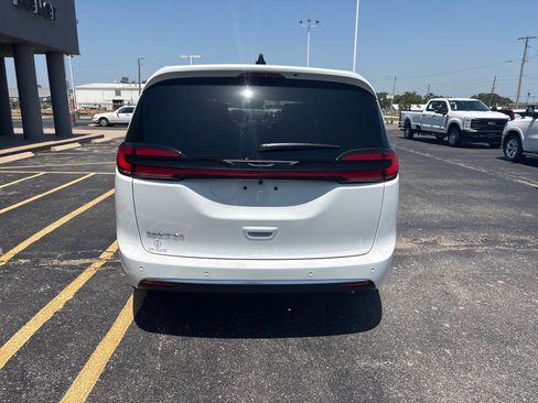 Used 2024 Chrysler Pacifica Touring-L FWD image 5