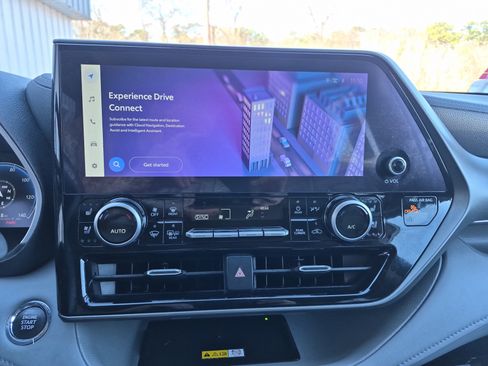 Used 2023 Toyota Highlander L image 32