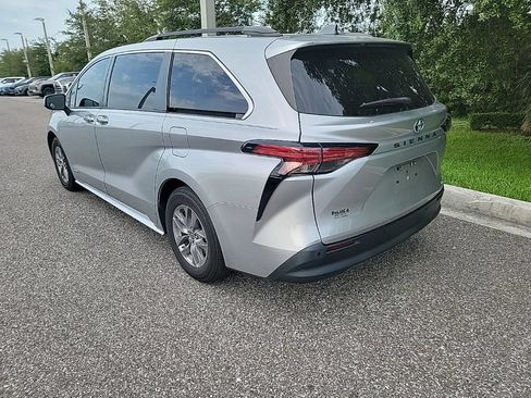 Used 2021 Toyota Sienna XLE FWD image 4