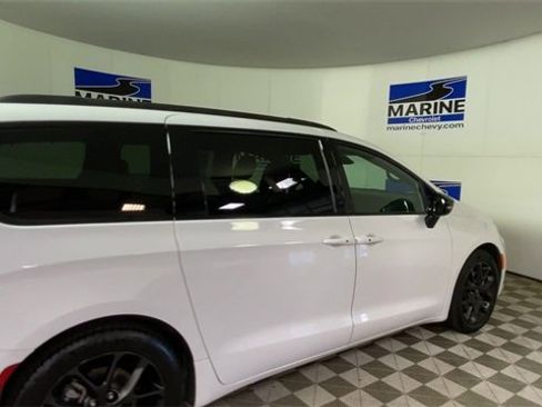 Used 2025 Chrysler Pacifica Limited image 2