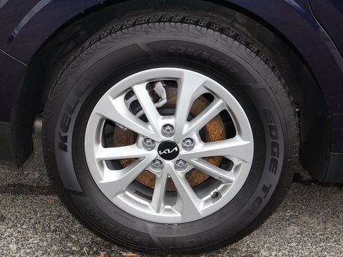 Used 2023 Kia Carnival LX image 4