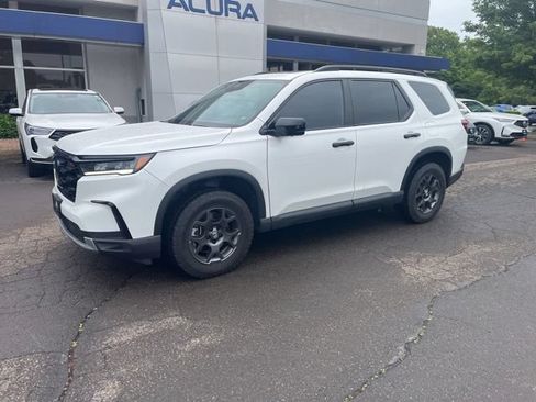 Used 2025 Honda Pilot TrailSport image 41