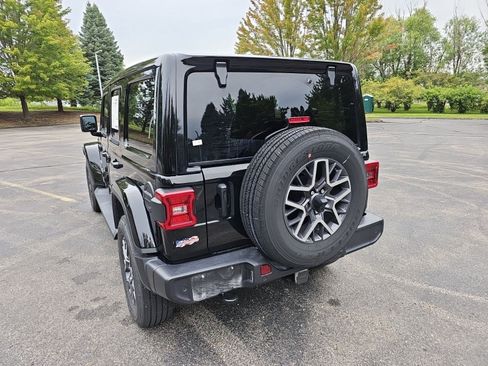 Used 2024 Jeep Wrangler Unlimited Sahara w/ Technology Group AWD/4WD image 3