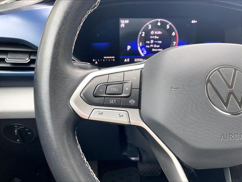 Certified 2022 Volkswagen Taos SE FWD image 18