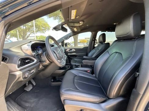 Used 2025 Chrysler Pacifica Select FWD image 9