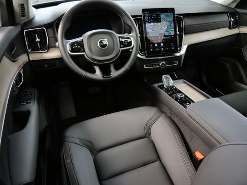 Used 2025 Volvo XC90 B6 Plus AWD/4WD image 2