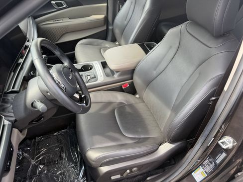 Used 2026 Kia Carnival FWD image 39