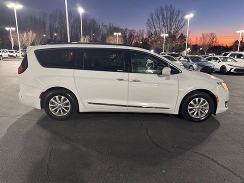 Used 2019 Chrysler Pacifica Touring-L w/ Advanced Safetytec Group image 5