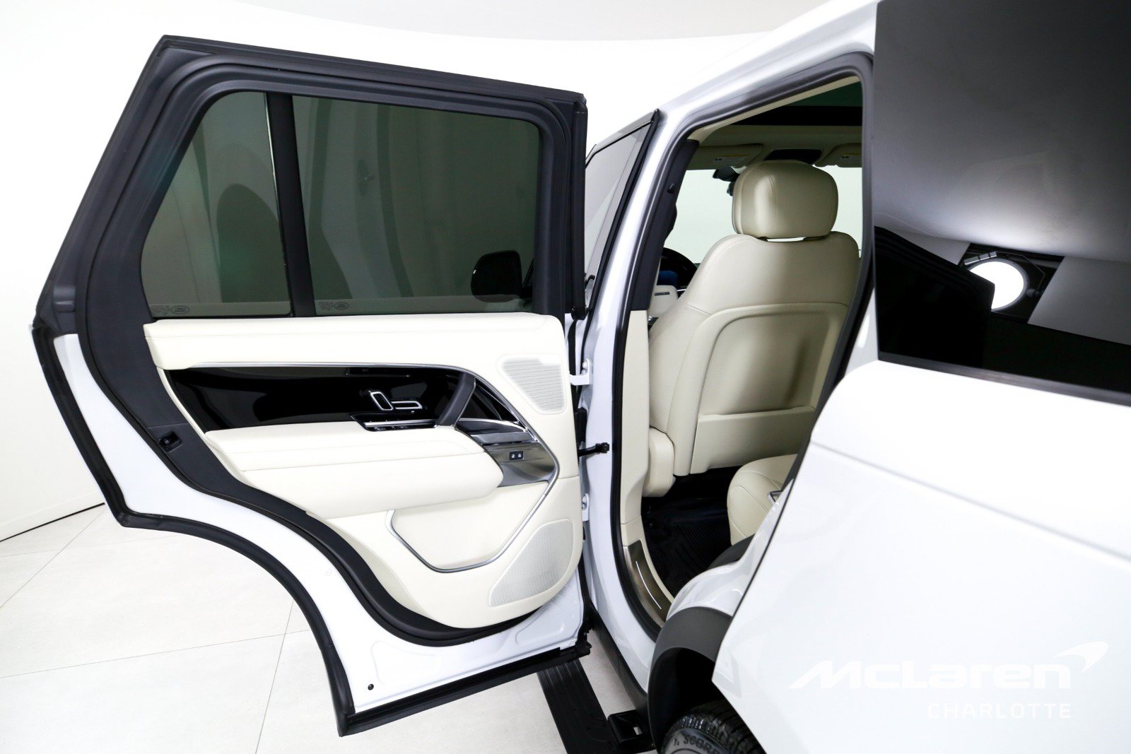 Used 2025 Land Rover Range Rover SE AWD/4WD image 17