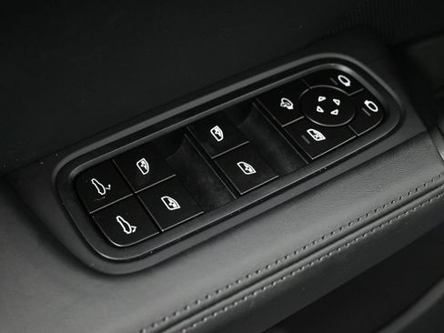 Used 2025 Porsche Cayenne Coupe image 19