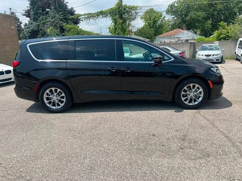 Used 2026 Chrysler Pacifica Limited FWD image 4