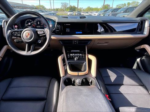 Used 2024 Porsche Cayenne AWD/4WD image 18