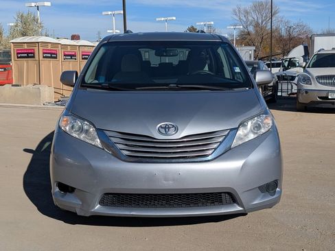 Used 2015 Toyota Sienna LE image 2