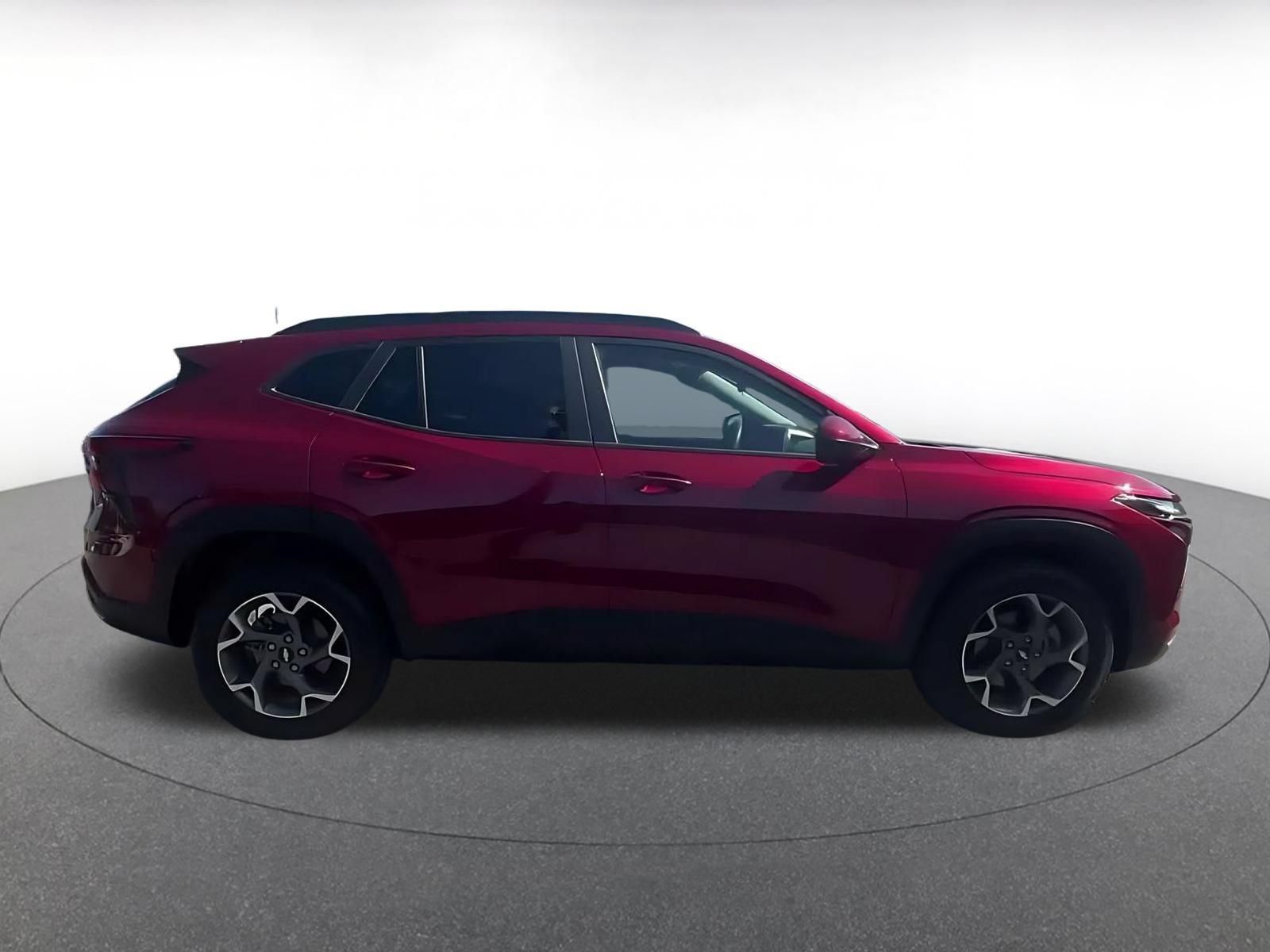 Used 2025 Chevrolet Trax LT FWD image 15