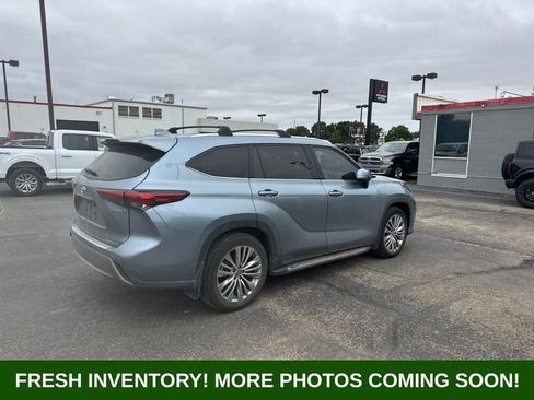 Used 2023 Toyota Highlander Platinum FWD image 2