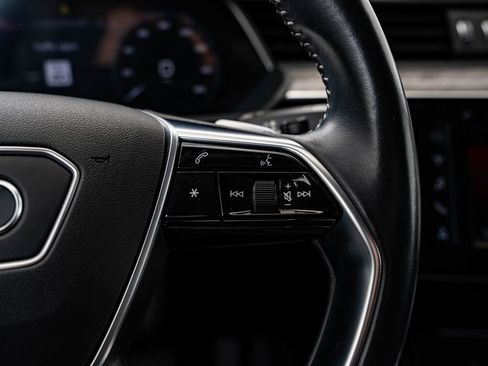 Used 2021 Audi e-tron Prestige w/ Prestige Package image 31