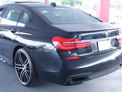 Used 2018 BMW 750i RWD image 9