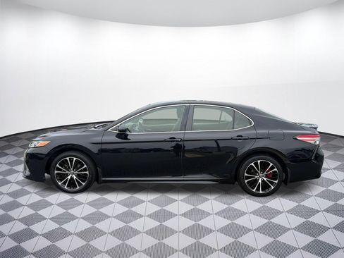 Used 2018 Toyota Camry SE FWD image 2