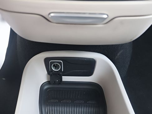Used 2023 Chrysler Pacifica Touring-L FWD image 27
