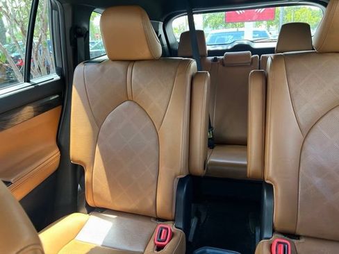 Used 2023 Toyota Highlander Platinum FWD image 3