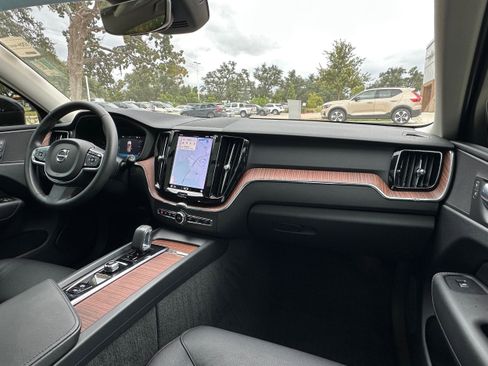 Used 2023 Volvo XC60 B5 Plus image 13